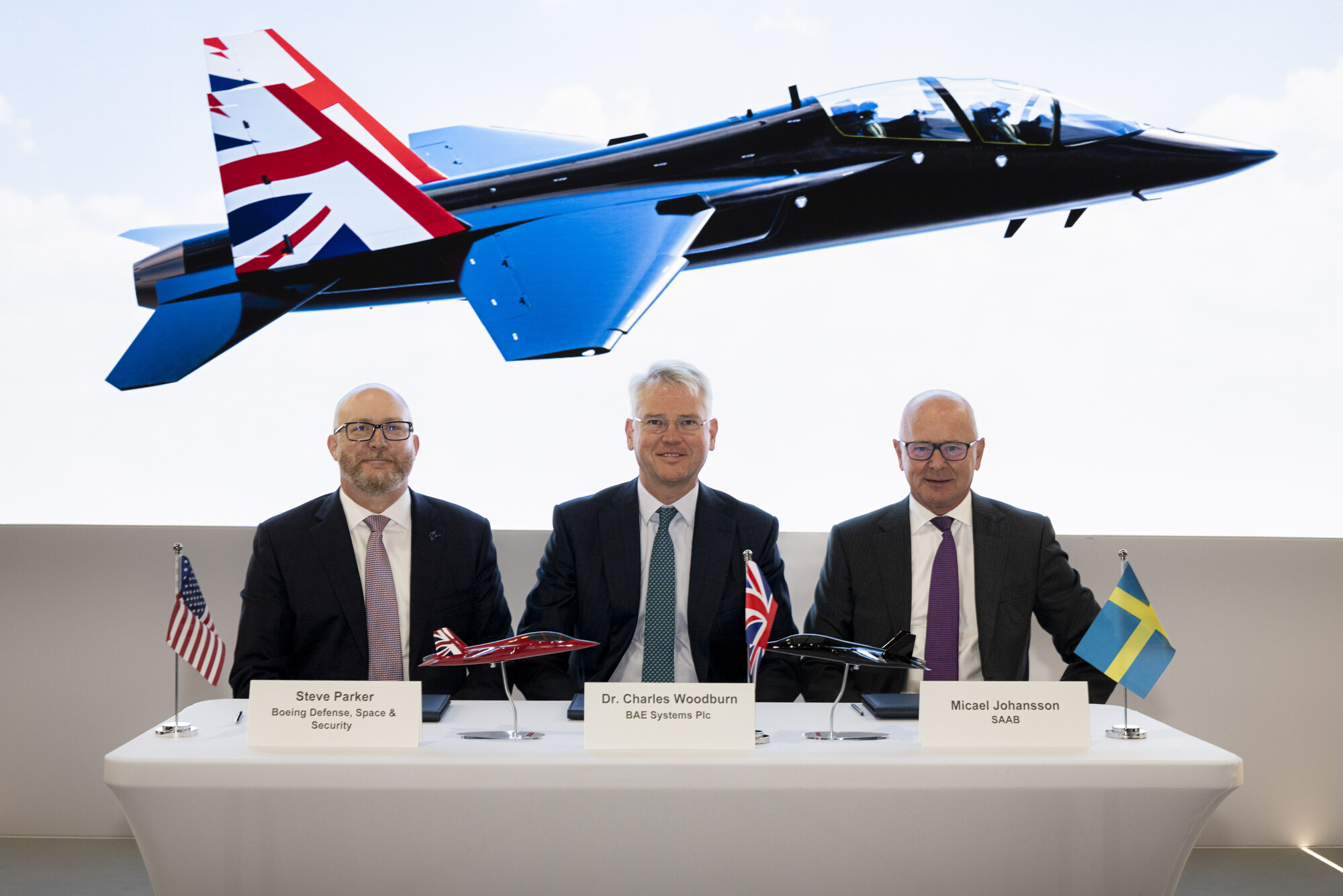 (L-R) Boeing Defense, Space & Security President and CEO Steve Parker, BAE Systems Chief Executive Charles Woodburn, and Saab President and CEO Micael Johansson at the singing of the formalised teaming agreement to develop a next-generation pilot training system for the UK. (© BAE)